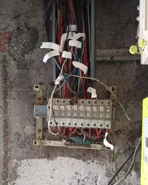 Tableau électrique avant rénovation par Ecomy 33